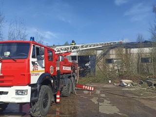 Пожарные потушили горящее нежилое здание в промзоне Лотошина