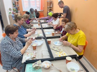 В Красногорске пожилые люди учились декорировать пасхальные яйца