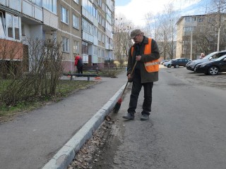 Коммунальная служба убрала придомовую территорию и подъезды дома на Юбилейной