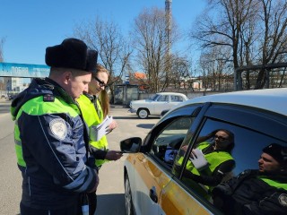 Госавтоинспекторы Лобни вместе с мотоциклистами провели акцию по безопасности дорожного движения