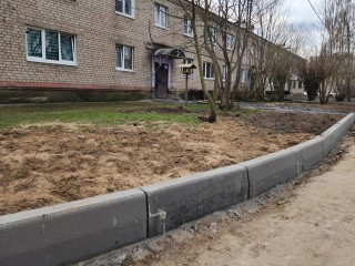 В Малой Дубне установили бортовой камень на тротуарах
