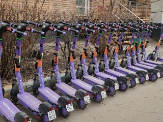 Жительница Воскресенска попросила убрать стоянку самокатов от памятника на Советской