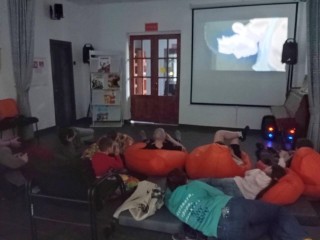 На «Библионочи» жители научились фланкировке, поели солдатскую кашу и посмотрели фильм Бертона