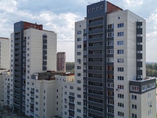Строители приступили к утеплению фасада дома №1 на улице Дружбы