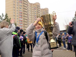 Футболистов из Власихи встретили коридором почета