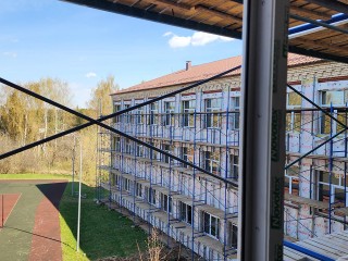 В Снегирях начался ремонт крыши школы имени Белобородова