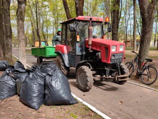 В Центральном парке Щелкова на субботнике убирали листву