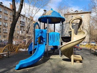 На детской площадке на улице Балакирева убрали «наскальную живопись»