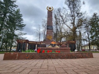 Возле Вечного огня в Рузе восстанавливают плитку и бордюры