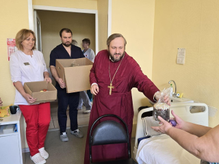 Пациентов Коломенской больницы угощают куличами на Пасхальной неделе