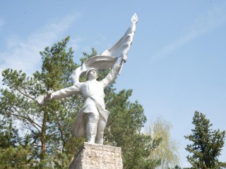 В Озерах к концу апреля завершат ремонт мемориала у Вечного огня