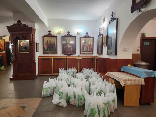 Королевский храм раздает пасхальные подарки нуждающимся