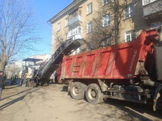 Ремонт большими картами: во дворе на улице Пушкина начали снимать старый асфальт