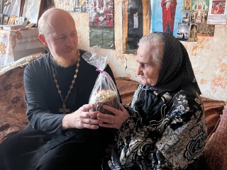 Священник из Федино передал продуктовые наборы и куличи пожилым людям