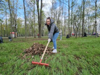 Горожане на субботнике в центральном парке Лобни помогли собрать старую листву