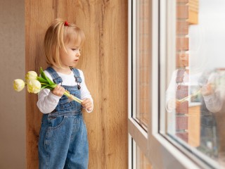 Родителям Подмосковья объяснили, как защитить ребенка от выпадения из окна
