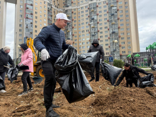 Жители домов на ул. Спасской в Павшинской пойме навели порядок во дворе