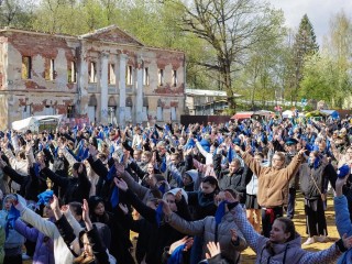 Синие платочки стали главным реквизитом участников танцевального флешмоба «Эхо Победы»