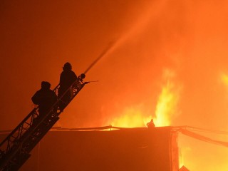 В микрорайоне Белая Дача потушили пожар в старом доме