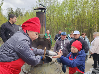 Участников субботника в Лосино-Петровском накормили в полевой кухне