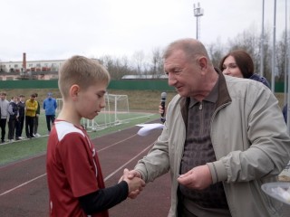 Футболистам из Власихи вручили значки спортивных разрядов
