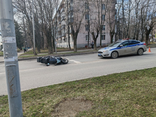 Неудачная попытка байкера обогнать легковушку привела к ДТП в Дзержинском