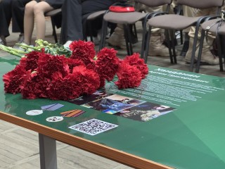 Именную парту участника СВО Артема Ханданяна открыли в Балашихе