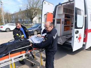 Спасатели и медики Волоколамска помогли женщине с травмой ноги