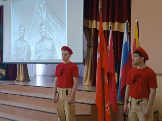 Школьники из восьмой школы встретили «Знамя Победы»