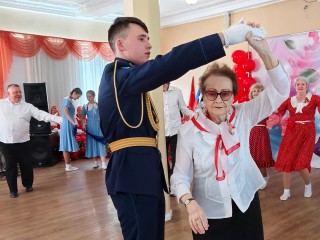 «Победный вальс» станцевали более 200 пенсионеров и людей с ОВЗ в Коломне