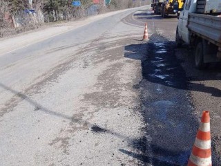 На разбитой самосвалами дороге у Орловки заделали ямы