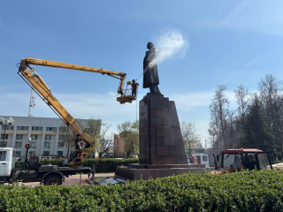 В Подольске памятник Владимиру Ленину помыли к дню рождения вождя