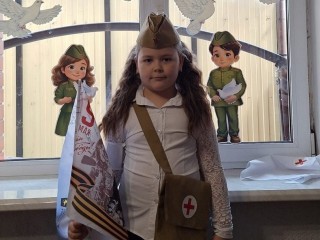 Школьники из Химок оформили окна к 80-летию Победы
