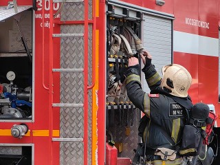Пожарные и медики оперативно прибыли к месту возгорания на Земляном мосту