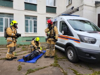 За несколько минут из здания школы  №22 эвакуировали 980 учащихся