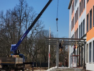 Новую входную группу монтируют в щелковском лицее №14
