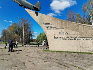 Студенты Можайского техникума навели чистоту у знаменитого памятника авиаторам