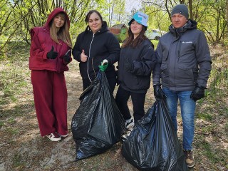 В ходе субботника на Святом озере волонтеры собрали более 70 пакетов мусора