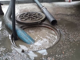 Коммунальщики откачали подтопление в лесу Андреевки