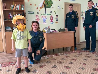 Сотрудники МЧС в игровой форме учат детей в Ступине правильно действовать при пожаре