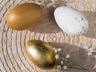 Кулинар из Рошаля рассказала, как украшает пасхальные яйца поталью