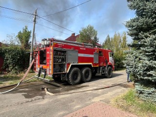 Пожарные потушили вспыхнувший из-за пала травы дом в СНТ Надовражино
