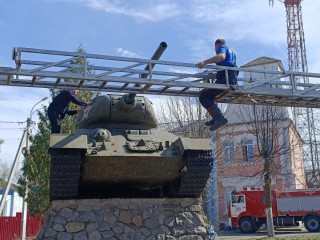 Пожарные обновили мемориал «Танк Т-34» к 80-летию Победы