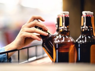 Женщина похитила алкоголь на ₽30 тыс. из нескольких магазинов в Красногорске