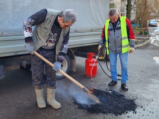 Огромную яму у ТЦ отремонтируют в третьем квартале этого года