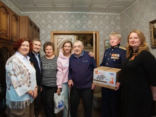 Ветеранам Звездного городка вручили подарочные наборы к Дню Победы