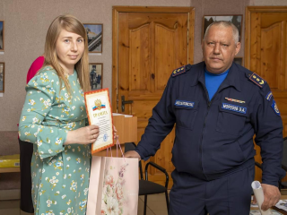 Супруге пожарного, отправившегося на фронт СВО, вручили благодарность
