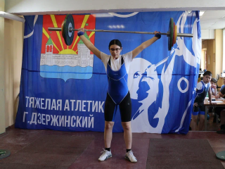 Дюжину медалей взяли дзержинские тяжелоатлеты на областном старте в родных стенах
