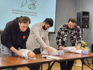 В Люберцах будущие папы пеленали кукол на скорость