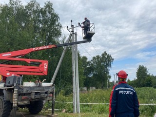 Упавшие столбы электропередачи на поле в Должиково вернут на место
